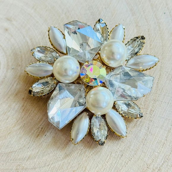 Elegant Pearl and Crystal Brooch - Picture 4 of 6